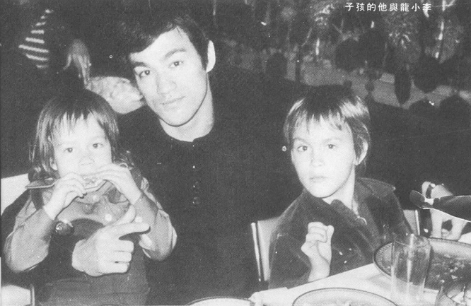 BRUCE LEE WITH HIS KIDS